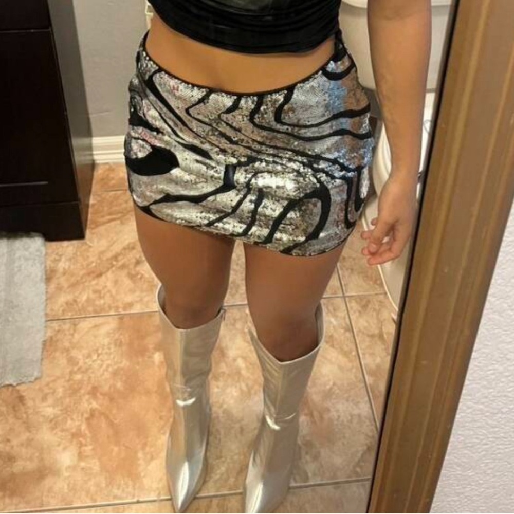 Cute sparkly mini skirt!